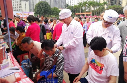 梧州市的勞模、工匠聚集在市政廣場，原來是為了這件事！