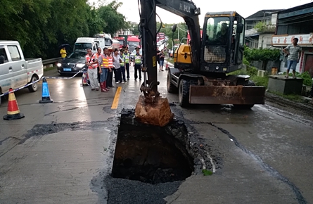 連日降雨致公路塌方涵洞坍塌