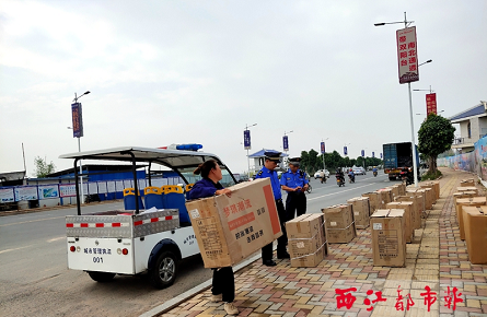 城管執法人員糾治西堤三路流動擺賣