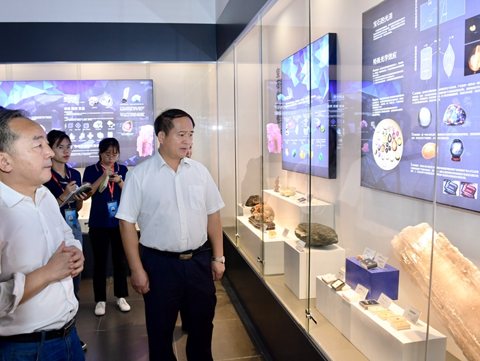 全桂壽參觀寶石節系列活動了解有關情況