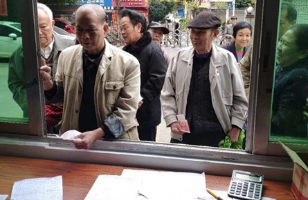《西江都市報》現場訂閱點迎來訂報高峰