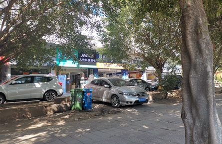 街心公園被占 兩輪車(chē)道受堵