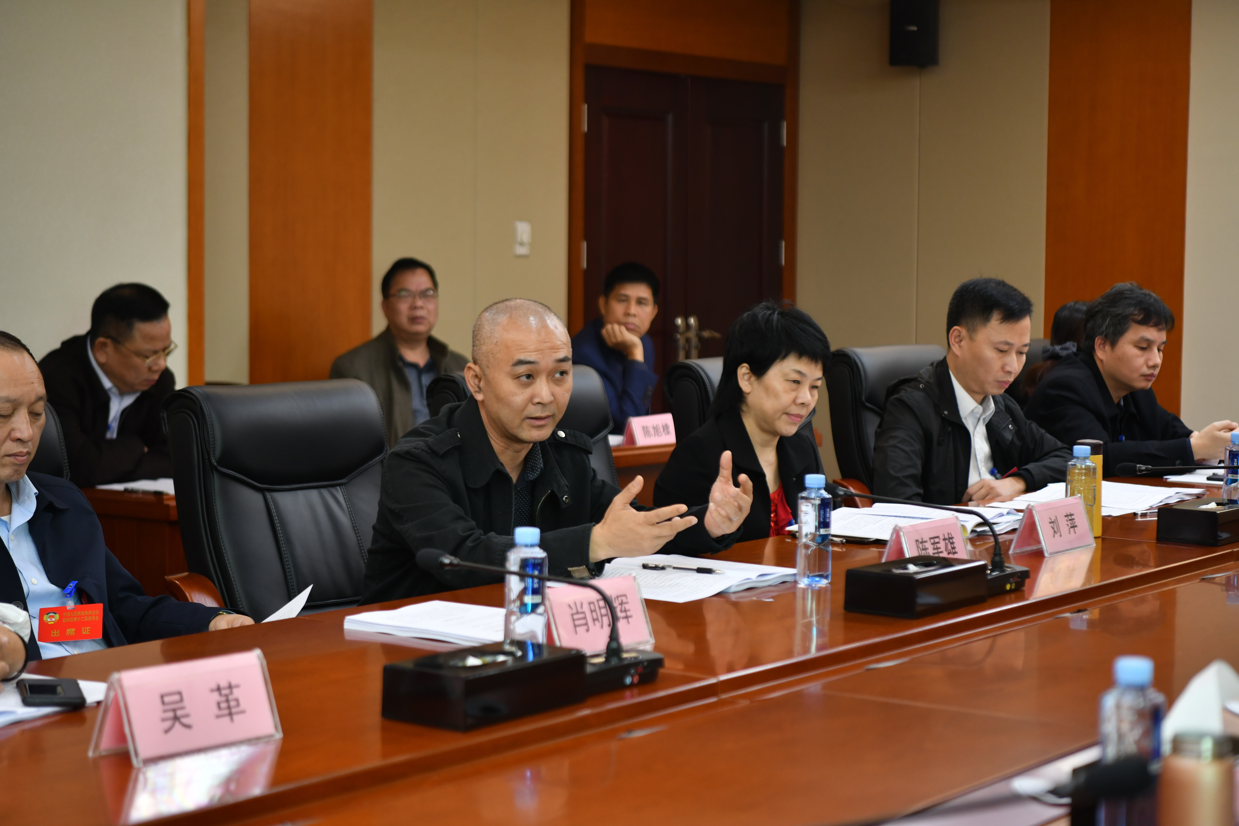 市政協(xié)十二屆五次會(huì)議舉行分組討論