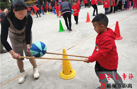 小村舉辦留守兒童親子運動會 