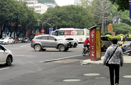 旺城廣場獻血點對出路段車輛違規行駛現象頻發