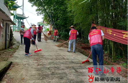 打掃衛生 共同營造宜居農村人居環境