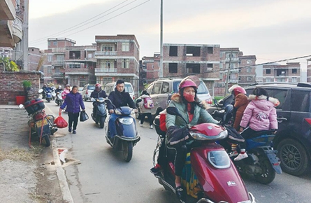 “雙高峰”車流疊加 竹灣小學路段擁擠難通行