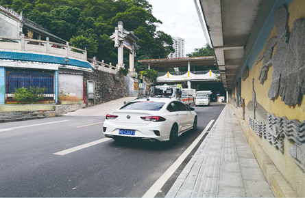 鴛江路白鶴觀(guān)門(mén)前道路車(chē)輛隨意換道致通行受阻