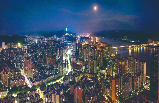 萬(wàn)家燈火共月明