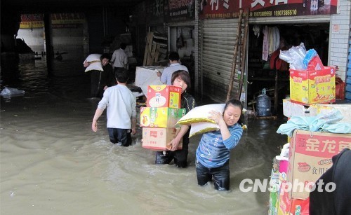 　　據湖南省防指統計，截至5月15日下午，湖南省已有婁底、懷化、湘潭、長沙、株洲等10個市州50個縣339萬余人受災，直接經濟損失14.58億元。其中，受災較為嚴重的主要為婁底、懷化、湘潭、株洲等地。 中新社發 郭國權 攝