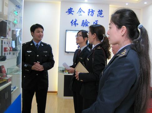 婦女代表在安全防范體驗區聽民警介紹相關知識。 婦女代表在安全防范體驗區聽民警介紹相關知識。