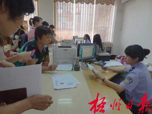 7月10日，在市公安局出入境管理支隊接待大廳，市民正咨詢或辦理出入境證件業務。黃東榮 攝 
