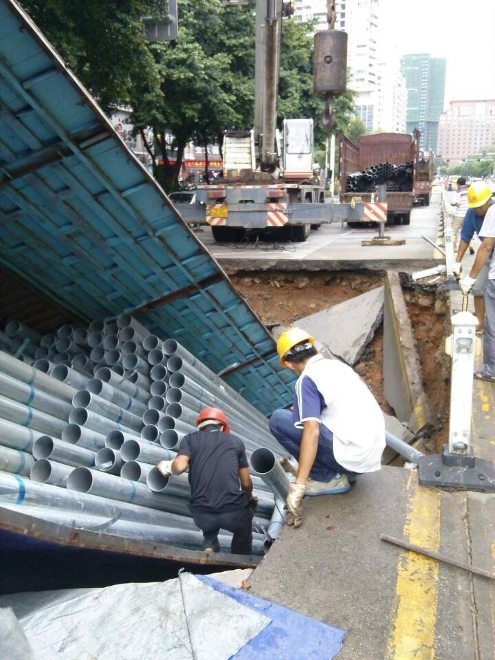 現場工作人員正在進行處理工作。見習記者 張超浩 攝