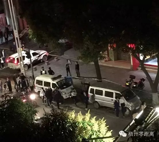 學(xué)生放學(xué)后好奇地往現(xiàn)場(chǎng)內(nèi)部張望