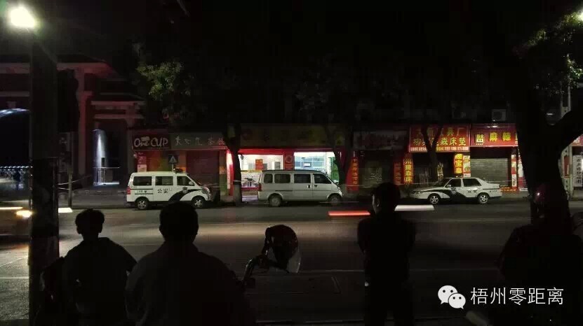 晚上11點(diǎn)后，街上的行人和車流漸漸稀少，但現(xiàn)場(chǎng)對(duì)面仍有不少群眾圍觀